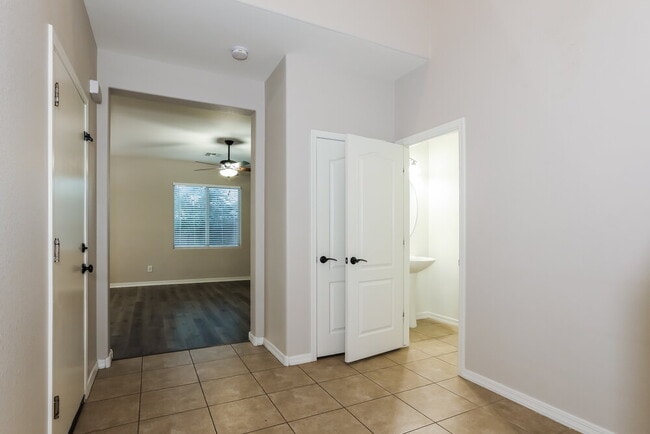 Foto del edificio - 4393 W Crescent Rd