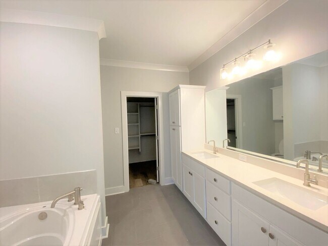 Building Photo - 2 Bedroom Off Jefferson Near Highland