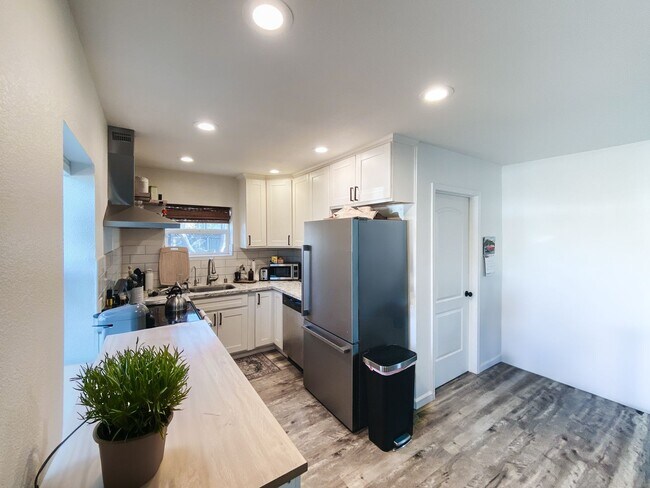 Foto del edificio - Beautiful 3/1 with gated driveway in Colonial Heights!