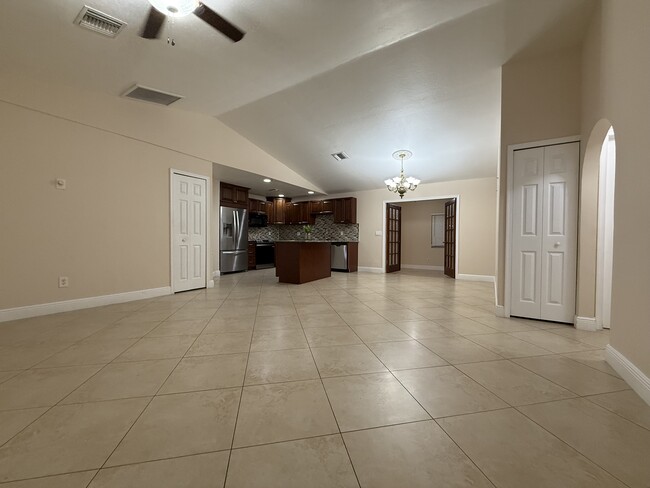 Foto del edificio - 711 SW 36th St