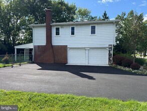 Building Photo - 806 Warfield Ln