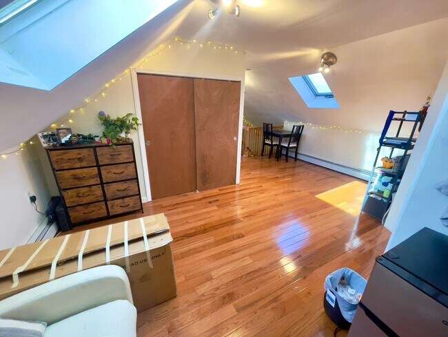 Foto del edificio - Huge room for rent in shared apartment in Chestnut Hill