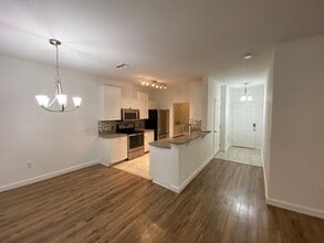 Building Photo - 1002 Hemingway Cir
