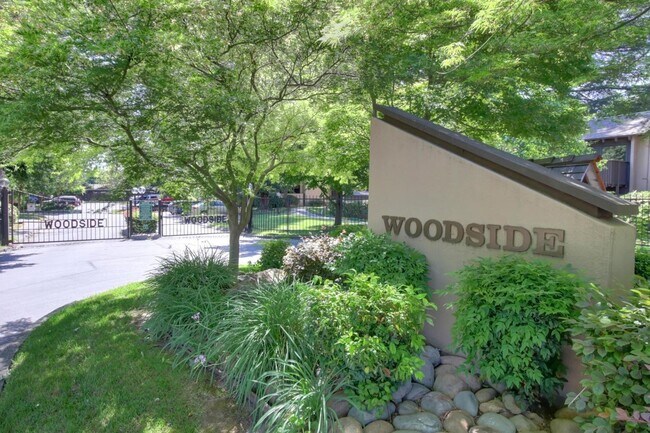 Foto del edificio - LOVELY, SPACIOUS UPSTAIRS CONDO!