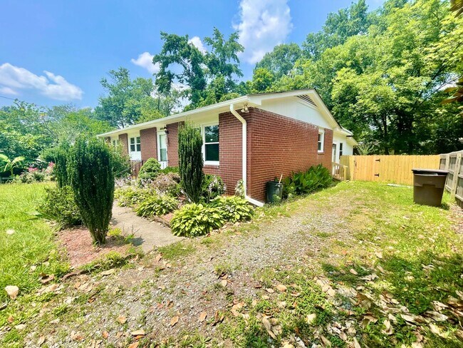 Building Photo - Beautiful 3 Bed 1.5 bath located in GSO!