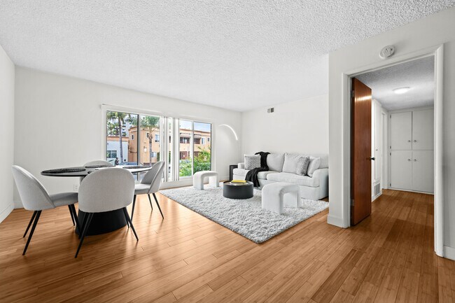 Foto del edificio - 801 E 1st St