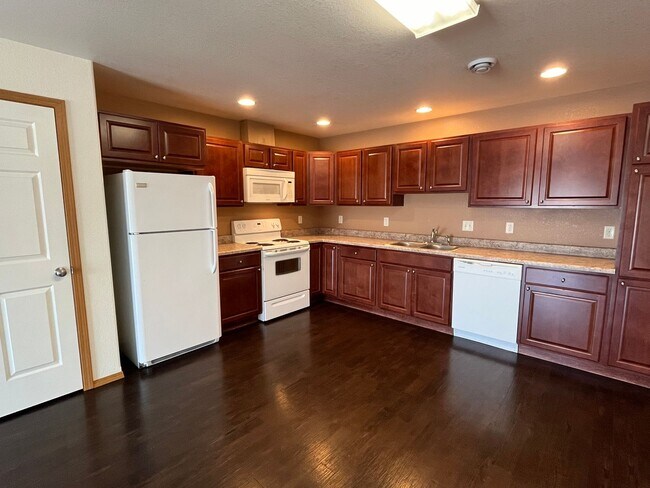 Foto del edificio - 2 Bed 1 Bath Single Stall Garage
