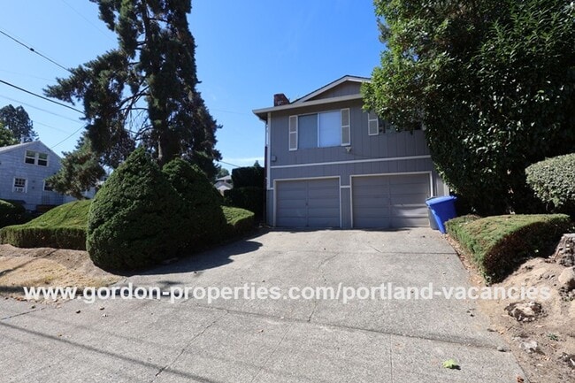 Building Photo - SE 15th Ave - remodeled 3 bedroom duplex w...