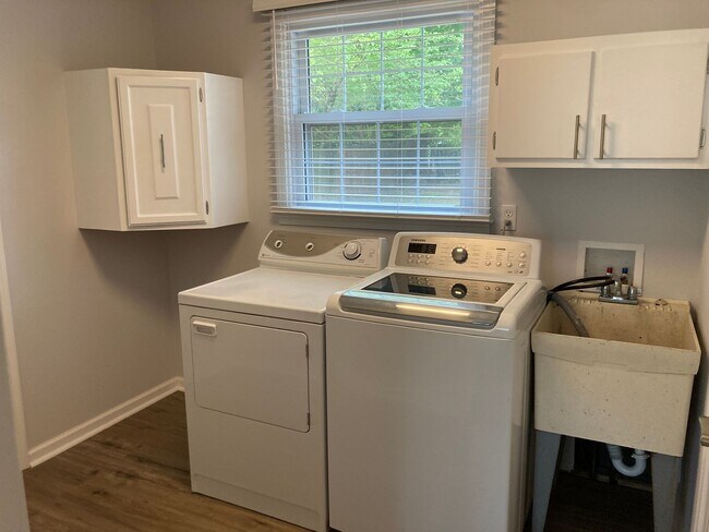 Building Photo - Updated 3 bedroom single family home in Ne...