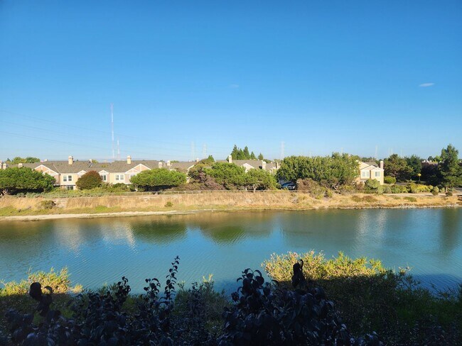 Foto del edificio - Stately 3 bedroom 2.5 bath townhouse in Re...
