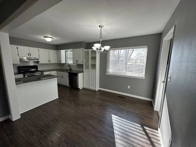 Foto del edificio - Charming 3-Bedroom 2-Bath Home in Prime Be...