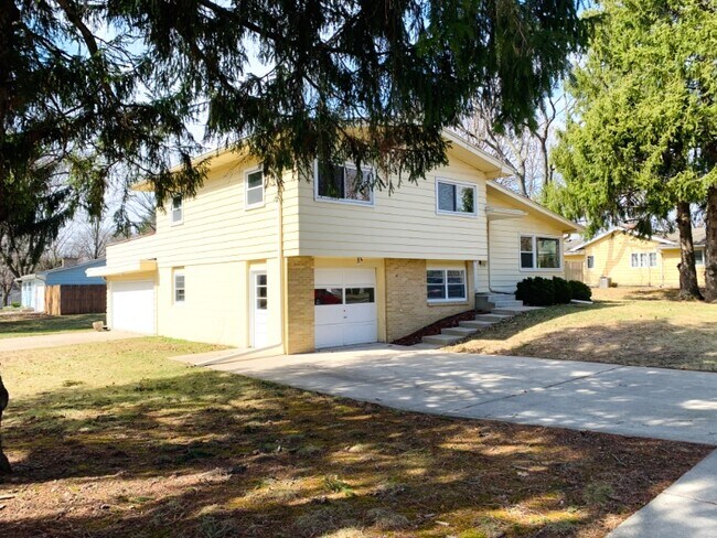 Building Photo - 214 Marinette Trail