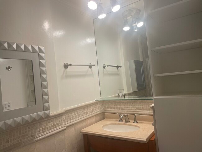 Baño - 8547 Airdrome St