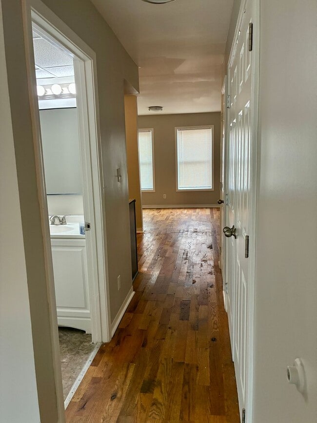 Building Photo - 2820-2824 Divinity