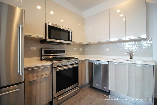 Building Photo - Gut rehabbed 3 bedroom 2 bath TOP FLOOR loft-style unit in WRIGLEY!