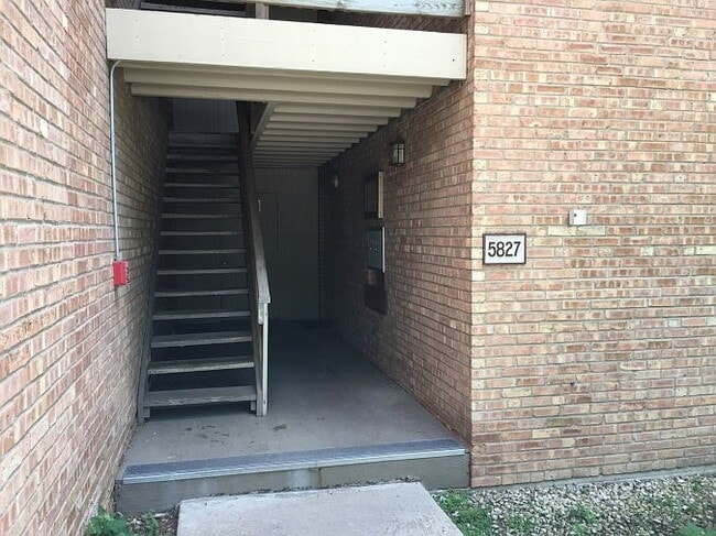 Foto del edificio - "Charming 2-Bedroom Retreat in Lisle with Spacious Living – 850 Sq Ft of Comfort!"