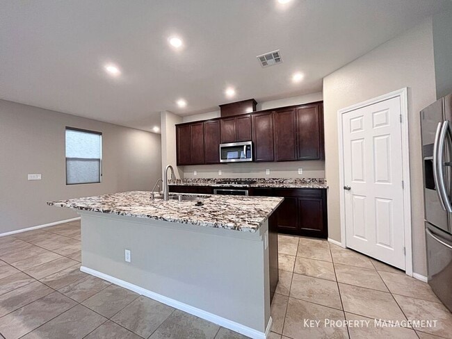 Building Photo - 5587 Lushan St