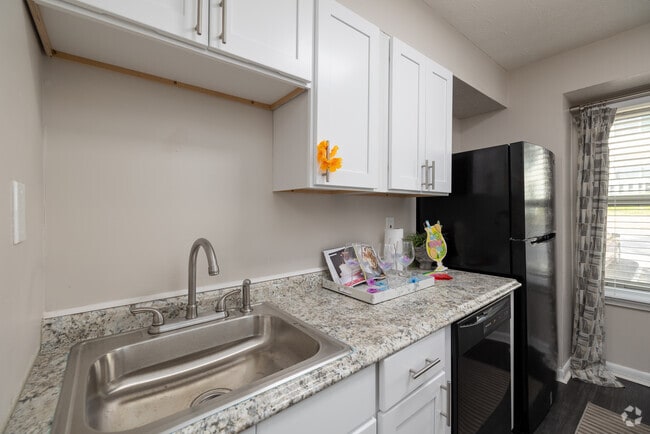 2BR, 2BA - 1,250SF - Kitchen - Elite at City View