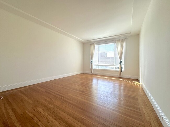 Building Photo - Marina: Bright Top Floor 1 Bed 1 Bath with...