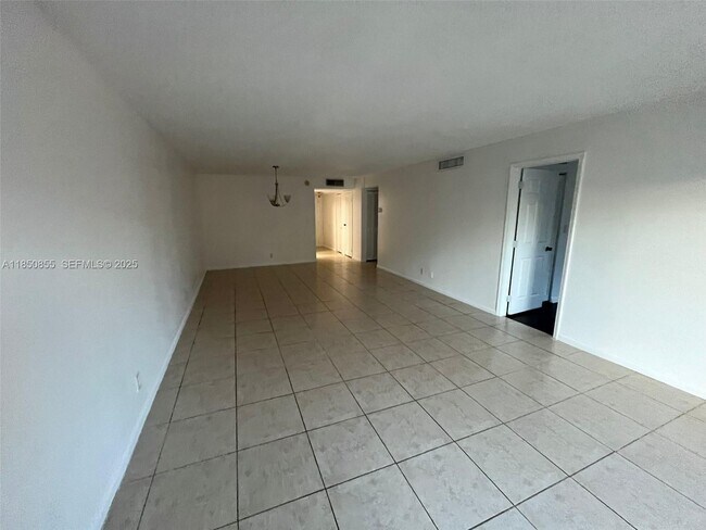 Foto del edificio - 6361 N Falls Cir Dr