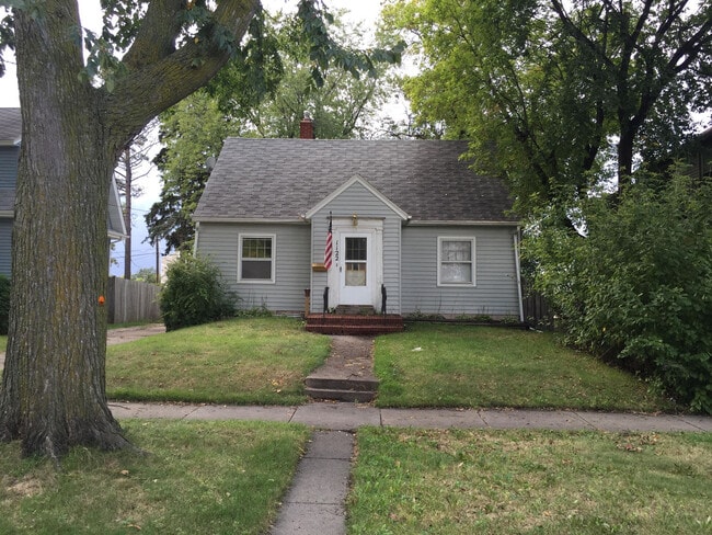 Building Photo - 1122 House