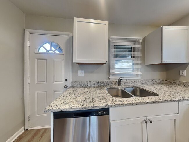 Foto del edificio - Updated 3 Bed Home with Granite Kitchen, Fenced Yard & Garage