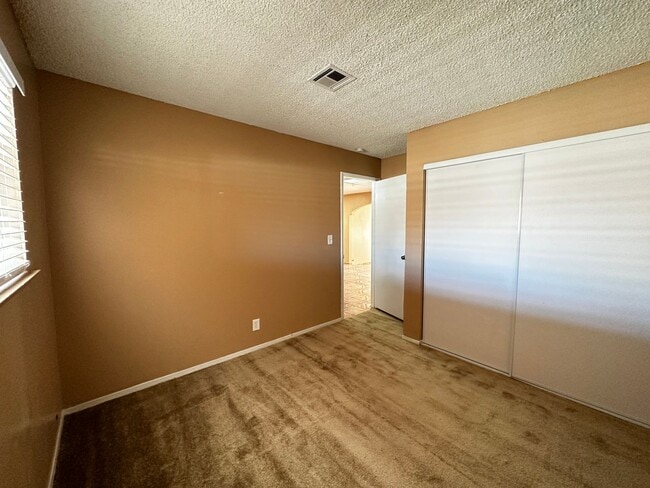 Building Photo - BEAUTIFUL SINGLE STORY HOUSE WITH PRIVATE ...