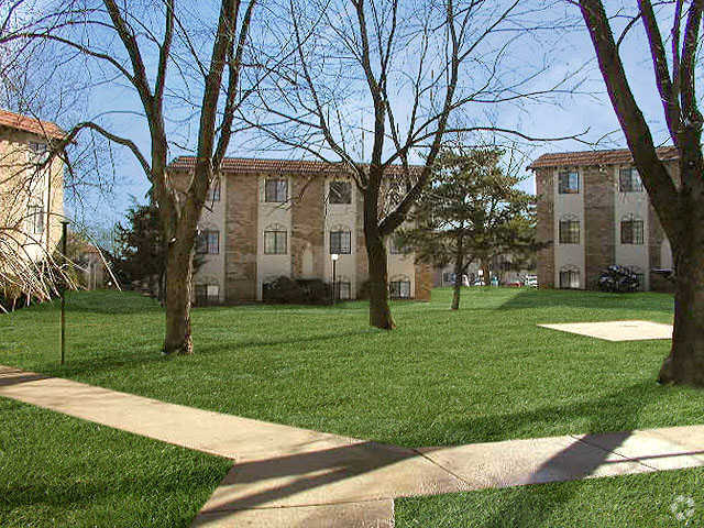 Patio - El Chaparral Apartments