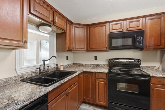 Building Photo - 500 Tiki Dr