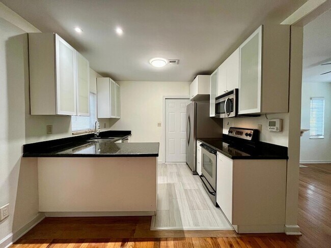 Foto del edificio - 348 Gregory Rd
