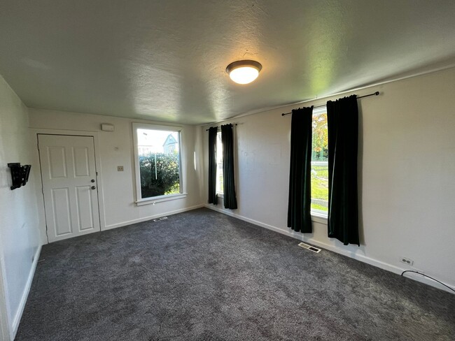 Building Photo - $1,000 off First Month's Rent!! Walk to PS...