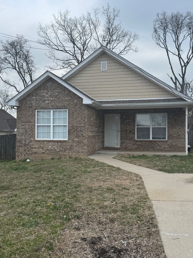 Building Photo - RARE 3-bedroom 2 bath single-family home offers the privacy of a house and a fully fenced in yard...