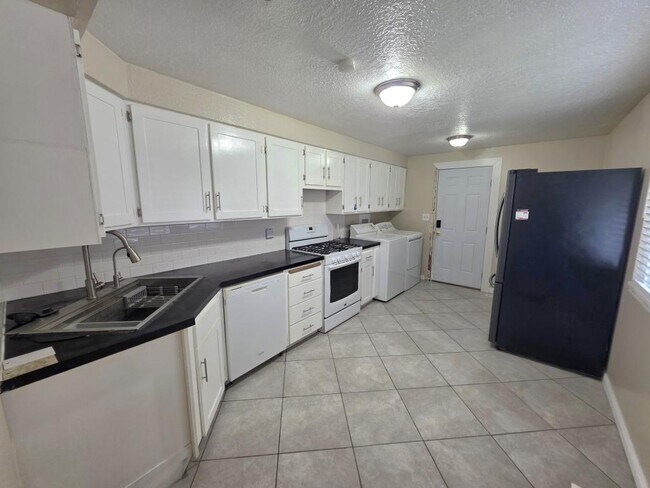 Foto del edificio - 709 E 1300 N St