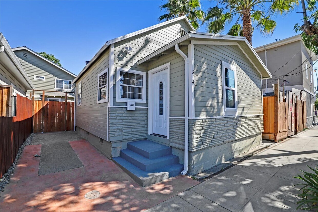 Foto principal - Adorable & Modern Remodeled Home, New floo...