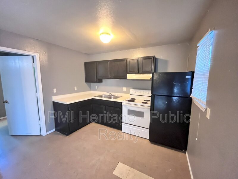 Building Photo - 809 E Huntsville Ave