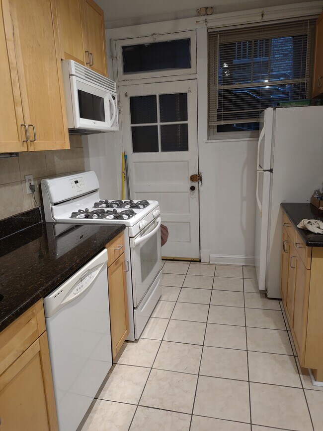 Foto del edificio - 539 W Addison St