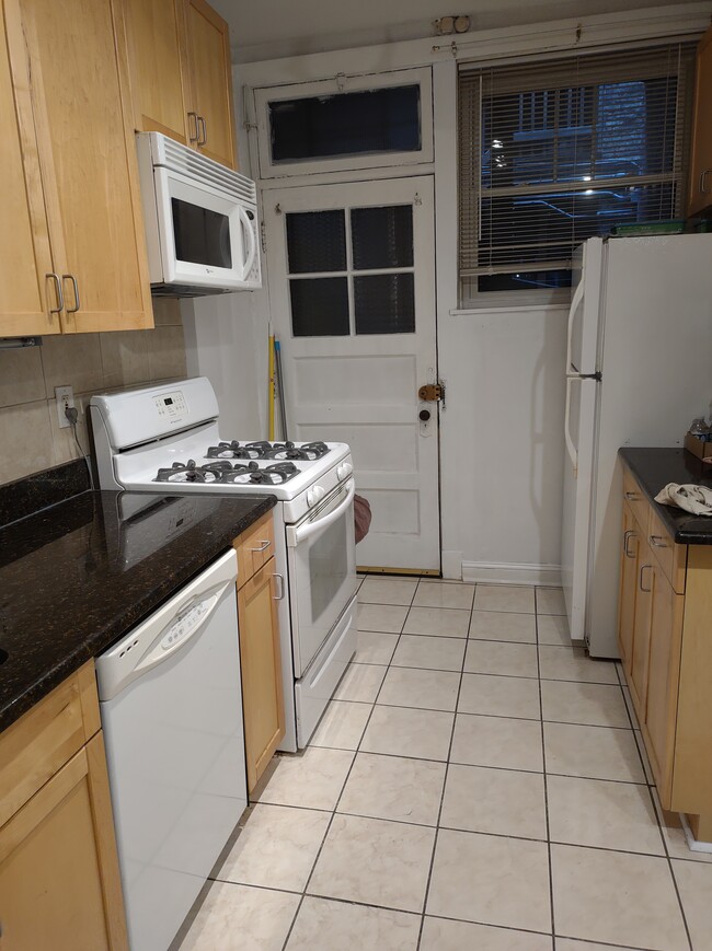 Kitchen - 539 W Addison St