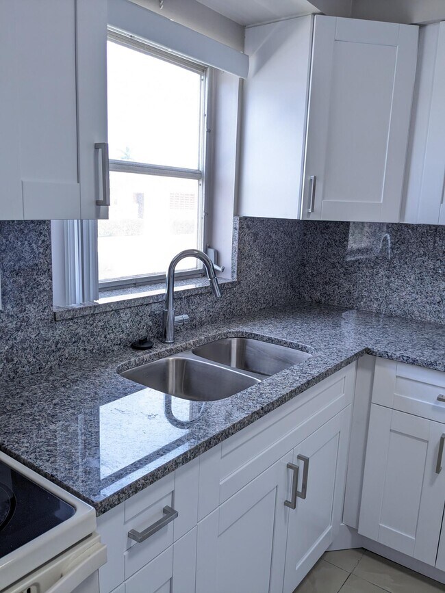 Foto del edificio - 2679 Dudley Dr E