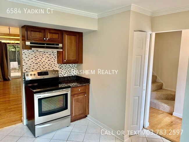 Foto del edificio - 6584 Yadkin Ct