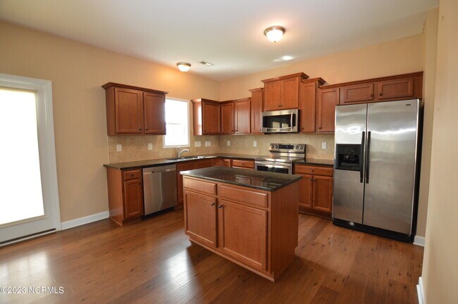 Foto del edificio - 105 Long Pond Dr