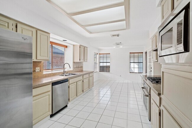 Building Photo - 2710 Pineleaf Dr