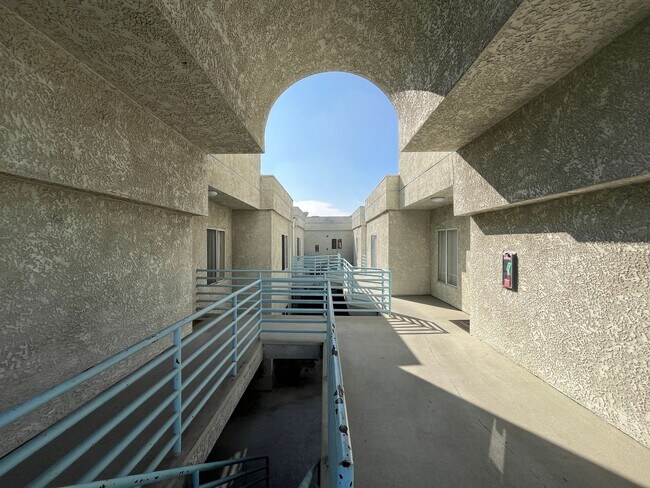 Foto del edificio - Upgraded 2+2 w/in-unit laundry + water + trash services included!