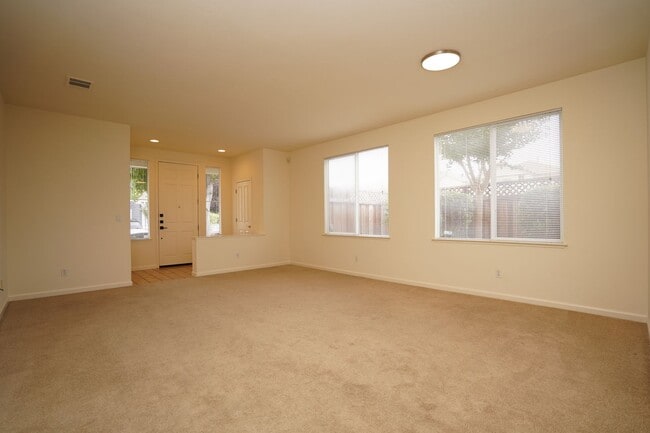 Building Photo - Spacious Home in Excellent Location!