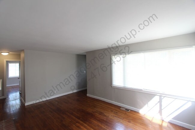 Building Photo - 3 Bedroom, 1.5 Bath! New on the Market and...