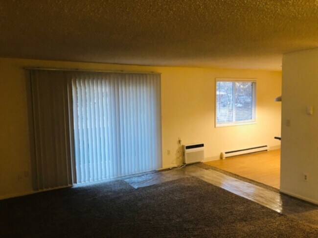 Building Photo - Remodeled large 2 br/1 bath ground floor a...
