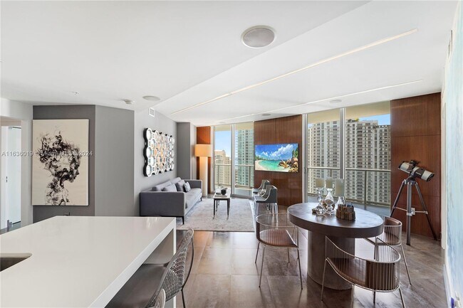 Foto del edificio - 300 S Biscayne Blvd