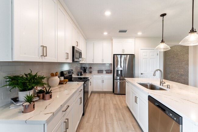 Building Photo - A Luxuriously Furnished 3-Bed, 2-Bath Mode...