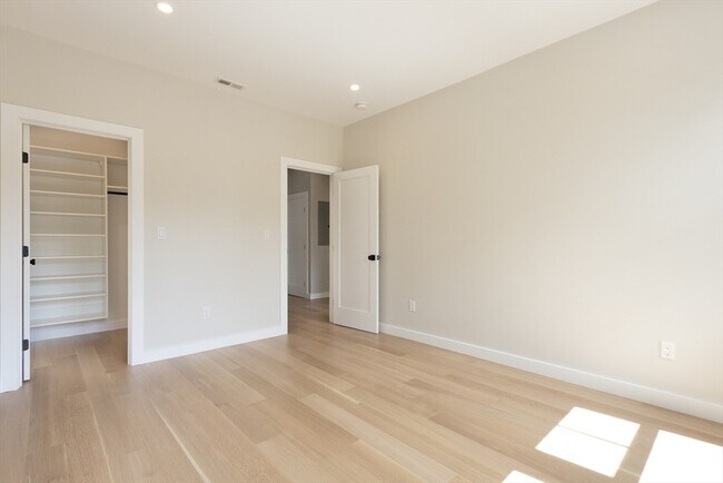 Foto del edificio - 134 Woodcliff Rd