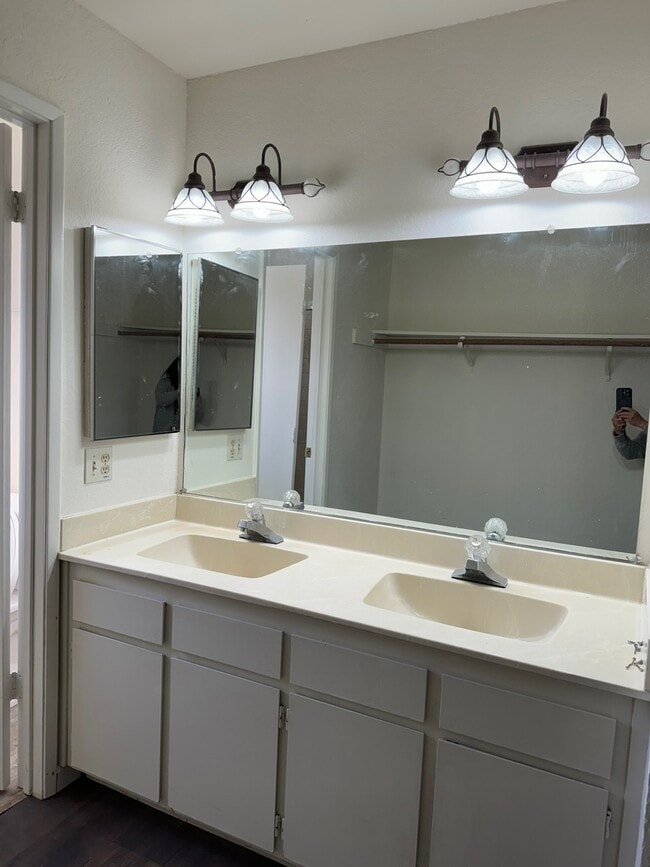 Dual Sinks ensuite to Master BEdroom - 5 Del Prado Cir