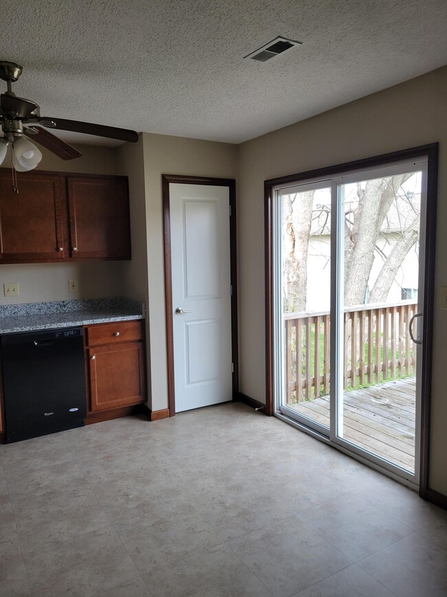 Building Photo - 5 Cherry Tree Ln